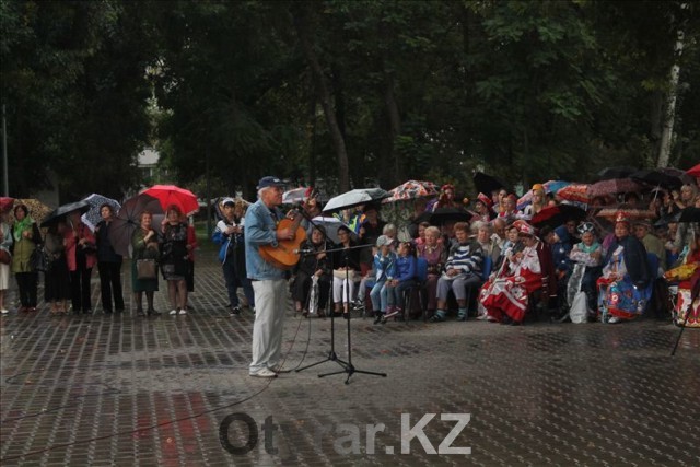"Старую пластинку" в Шымкенте проливной дождь не испортил
