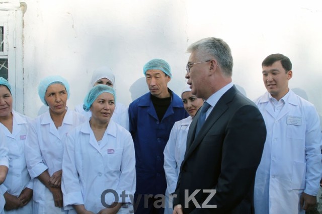 Акима Южного Казахстана недоволен уровнем зарплат рабочих в ЮКО
