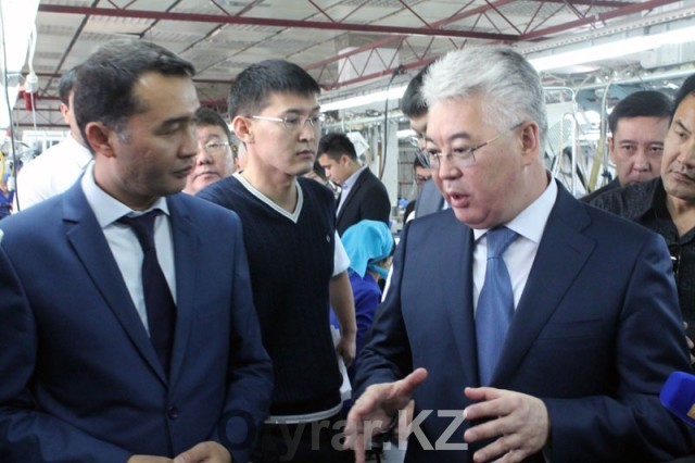 Бейбут Атамкулов и Сапарбек Туякбаев на швейной фабрике Голден Номад