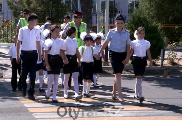 Шымкентские полицейские помогают школьникам безопасно перейти дорогу