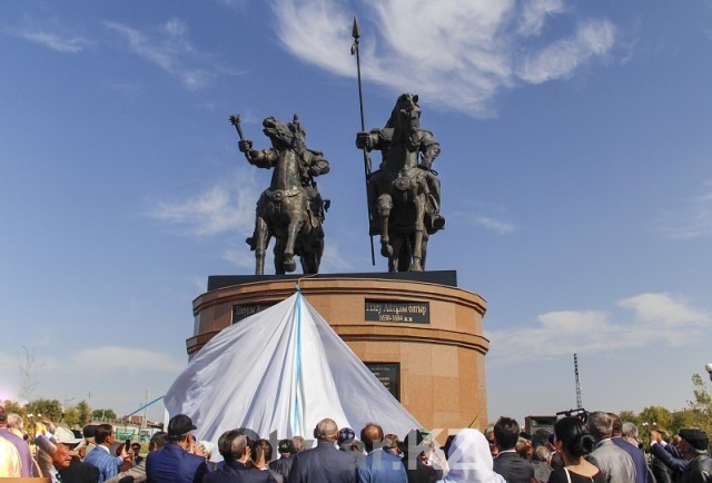 В Шымкенте открыли новый памятник казахским батырам