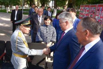 Аким ЮКО Бейбут Атамкулов поздравил пожилых людей с праздником