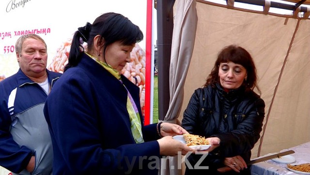 Сеть кондитерских "Мадлен" подарила горожанам чак-чак весом пол тонны