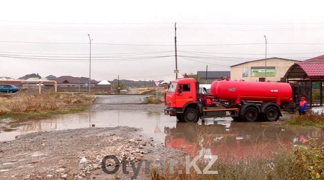 В Шымкенте из-за дождя затопило улицу
