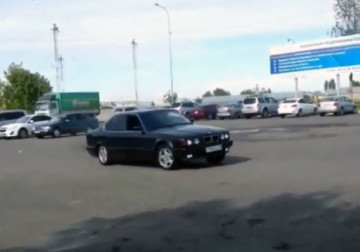 На видео сняли неудачную попытку дрифтинга, совершенную водителем BMW