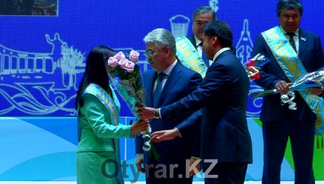 В честь Дня города в зале торжеств "Туркестан" прошел праздничный концерт