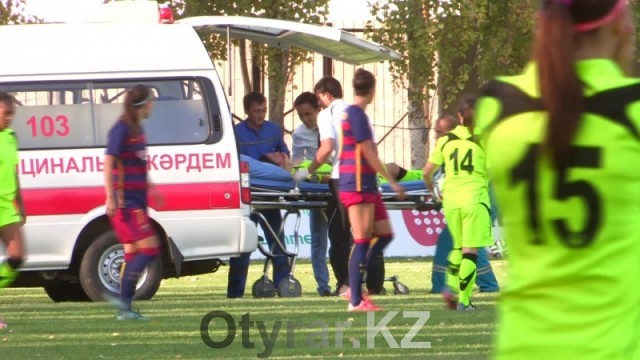 Футболистка команды Биік-Казыгурт потеряла сознание от травмы во время игры с Барселоной