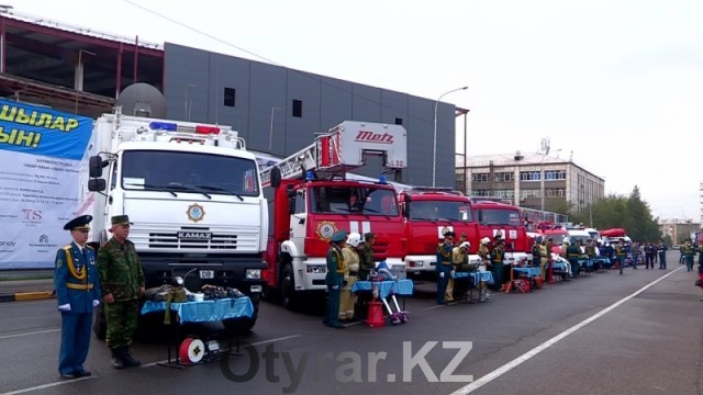 Спасатели ЮКО празднуют 20-летие своей службы. Пожарная техника