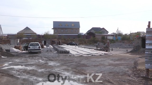 Разбитые дороги и строительные базары портят вид нового центра Шымкента