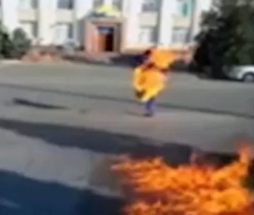 Житель Шымкента совершил самоподжог возле здания «Нур Отан» в Таразе