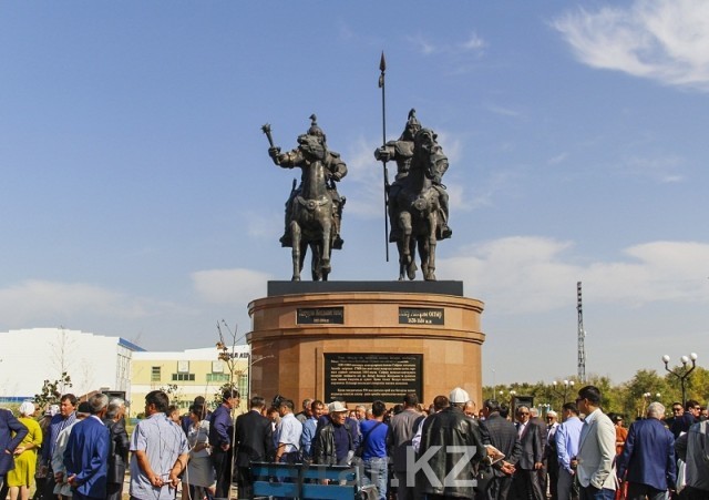 В Шымкенте открыли новый памятник казахским батырам
