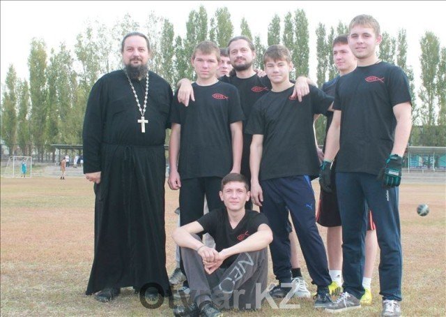 "Достык" - команда Шымкентской православной епархии. Играющий тренер - отец Евгений