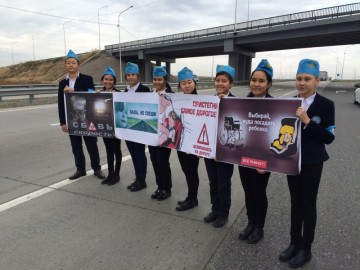 В рамках недели безопасности дорожного движения в Шымкенте прошла акция «Пристегни самое дорогое!»
