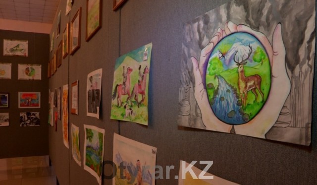 В Шымкенте идет выставка творческих работ школьников со всей области