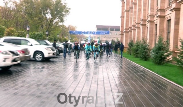 Благотворительный велопробег состоялся в Шымкенте несмотря на дождь
