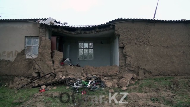 В Сайрамском районе ЮКО из-за дождей рухнул дом