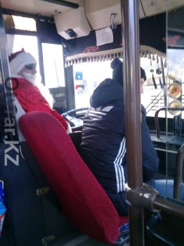 Автобус с Дедом Морозом за рулем появился на одном из маршрутов в Шымкенте