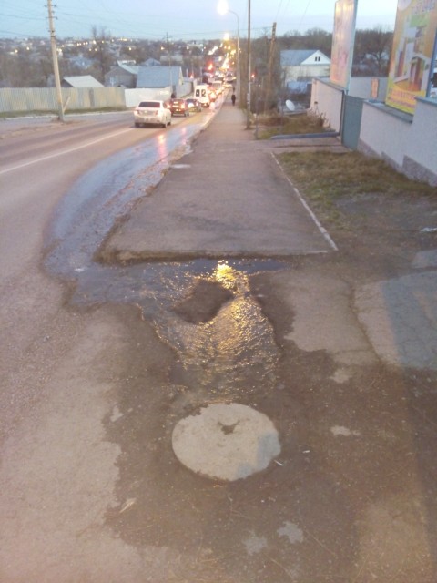 Авария по улице Фурманова из-за прорыва канализации