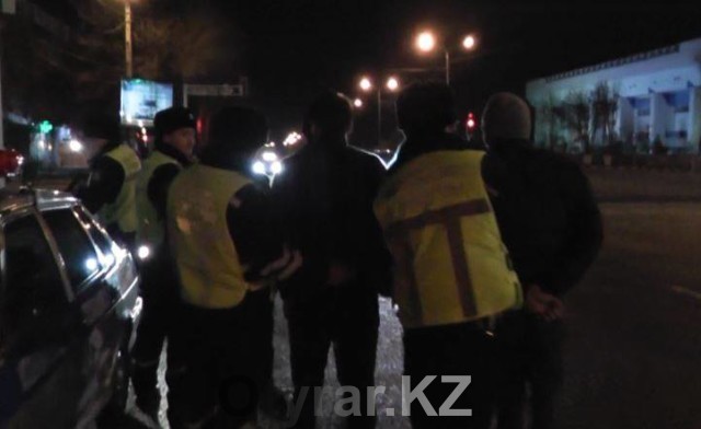 Молодых людей с винчестером 12 калибра задержали полицейские в Шымкенте