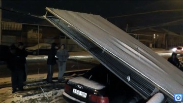 Многотонный рекламный билборд в Шымкенте рухнул на автомобиль