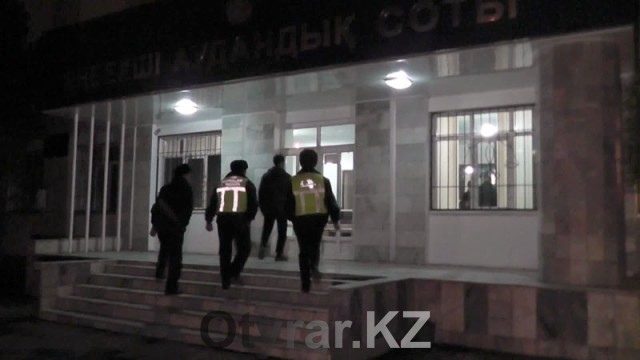 В Шымкенте молодой человек пытался силой проникнуть в здание суда