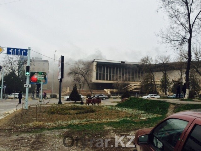 В Шымкенте горит здание кинотеатра "Казахстан"