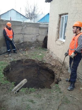 В Шымкенте возникла угроза обрушения жилых домов из-за прорыва канализации