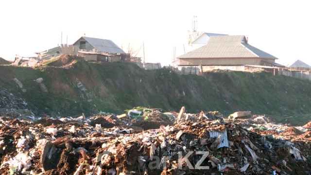 Несколько гектаров земли в Шымкенте незаконно превращены в мусорный полигон