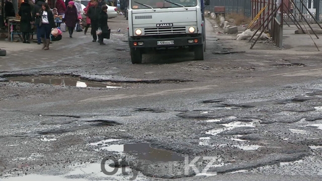 Кто ответит за разбитые автомобили на разбитых дорогах Шымкента