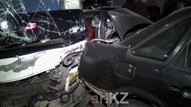 В результате крупного ДТП в Шымкенте пострадали более 20 человек и 10 автомашин