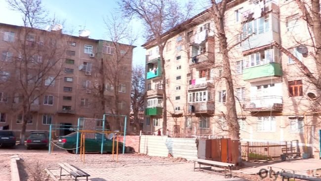 Семья Елеуовых собирается переезжать в новую квартиру