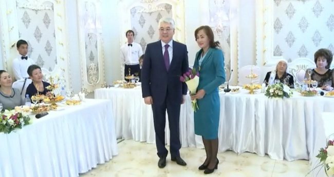 Бейбут Атамкулов поздравил женщин ЮКО с 8 марта 