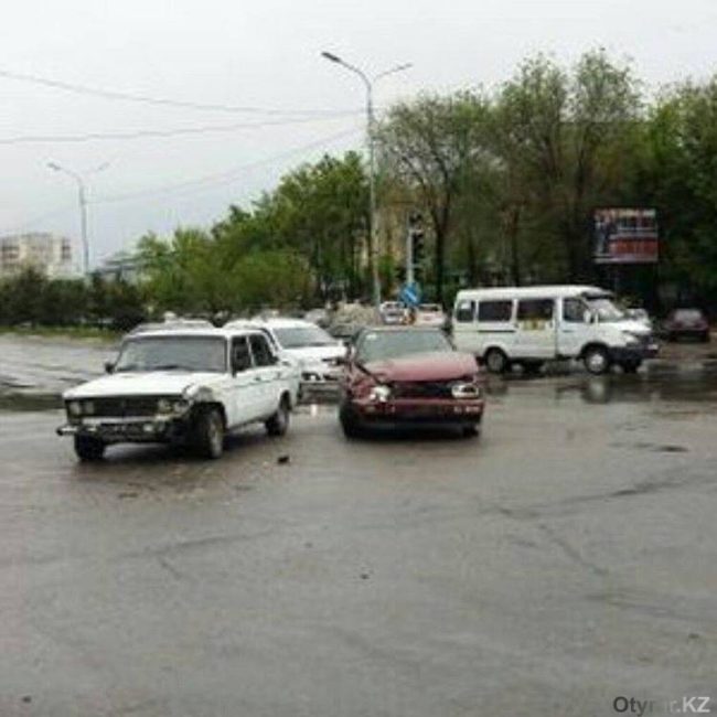 В Шымкенте произошло несколько ДТП. Водители винят дождь