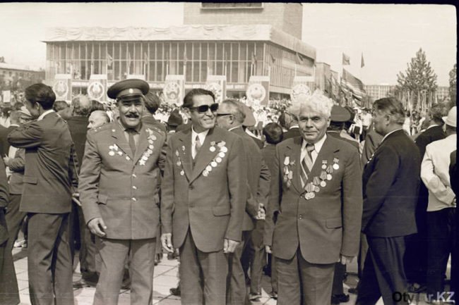 На фото: первый справа - А.Гукасьян. 1975 год