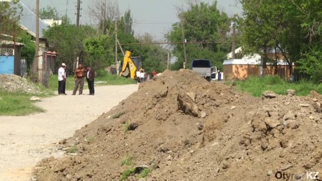 Коммунальщики раскопали траншею в поселке Мартобе