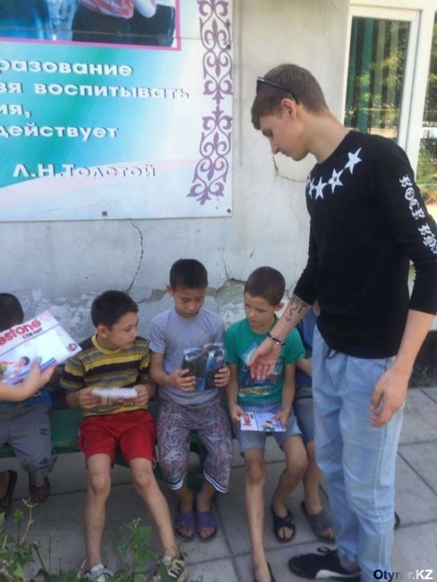 Шымкентские школьники потратили денежный приз на детей из приюта