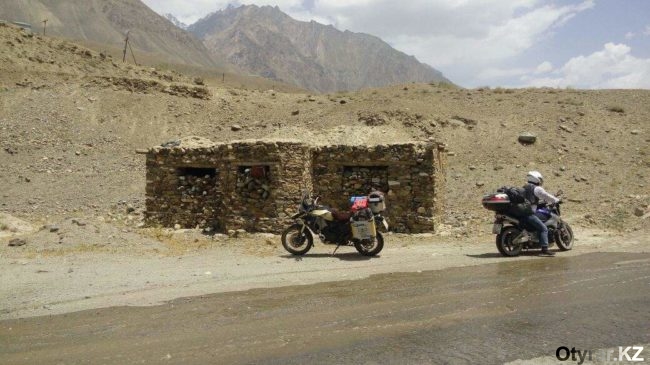 Памирский перевал Ак-Байтал покорился мотоциклистам-путешественникам из Шымкента