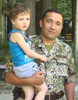 Максат Рысдавлетов и один из спасенных малышей
