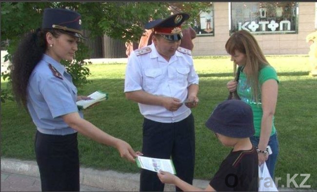 Полицейские раздают брошюры о ПДД