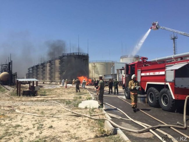 Пожар на нефтехранилище в Шымкенте