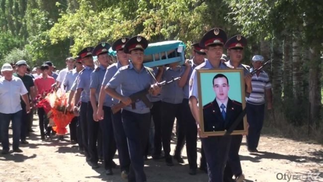В ЮКО простились c погибшим в Алматы полицейским