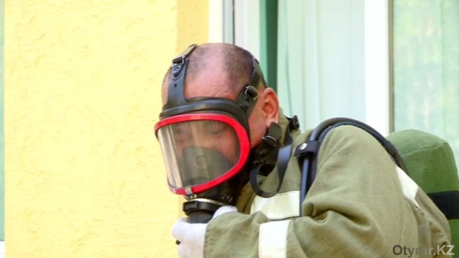 Пожарный в маске во время учений