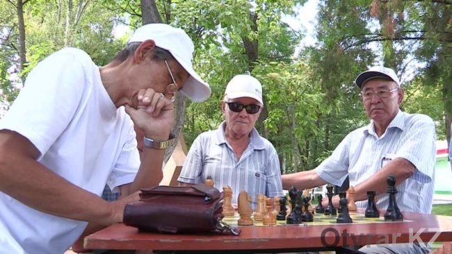 Ветеранский клуб шахматистов привлекает и более молодых игроков. Кто рискнет сразиться с корифеями уличных шахмат...