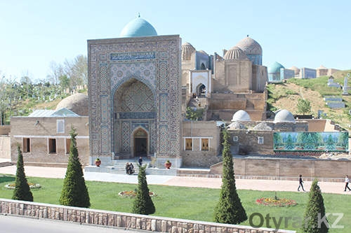 Назарбаев возложил цветы на могилу Ислама Каримова
