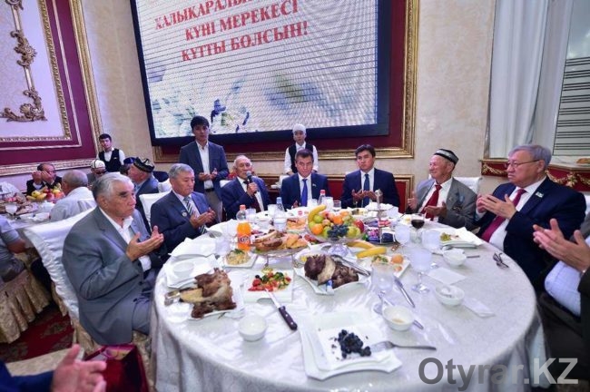 Аким Шымкента Габидулла Абдрахимов поздравил пожилых людей города