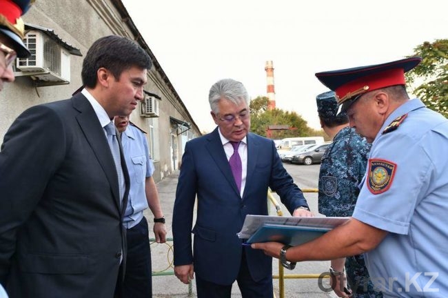 Бейбут Атамкулов ознакомился с работой городских отделений полиции