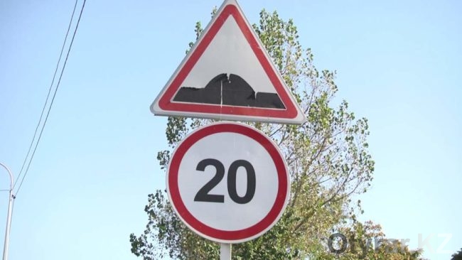 Дорожные знаки около школ Шымкента
