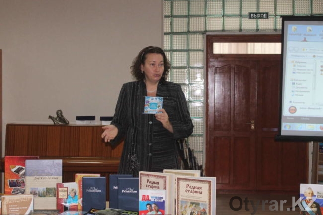 Ирина Переверзева вручает книги для Центра национальных литератур