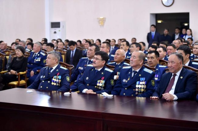 Аким ЮКО Жансеит Туймебаев поздравил работников прокуратуры с профессиональным праздником