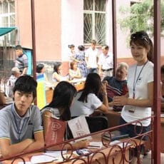 Студенты ВУЗов Южного Казахстана уходят с занятий, чтобы прочитать намаз Студенты ВУЗов ЮКО уходят с занятий читать намаз